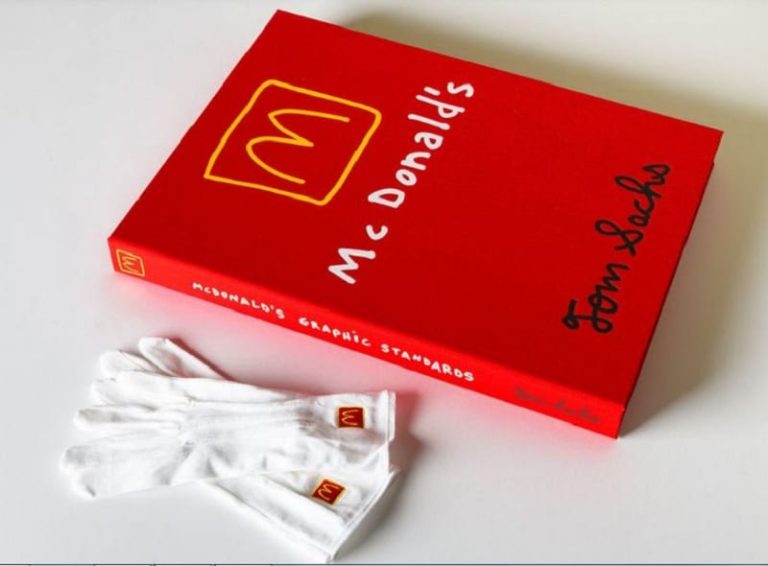 La copertina rossa di McDonald's Graphic Standards con i guanti bianchi per sfogliarlo|Due tavole con le istruzioni per fare un cheeseburger di Tom Sachs|Due tavole con le istruzioni per lavorare da McDonald's di Tom Sachs