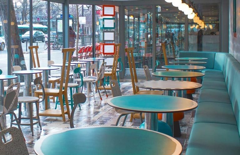 La sala di design di McDonald's a Parigi|Colori fluo arancio e verde acqua per il locale di McDonald's a Parigi|Il nuovo locale di McDonald's a Parigi