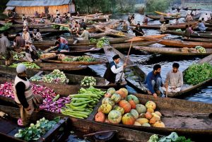 Un mercato sull'acqua fotografato da Steve McCurry|