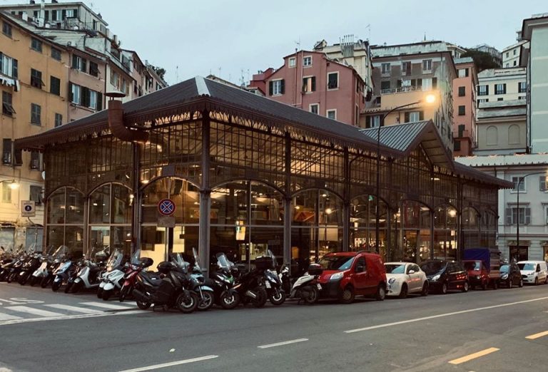 La struttura liberty in ferro e vetro del Mercato del Carmine|L'interno del nuovo Mercato del Carmine di Genova|