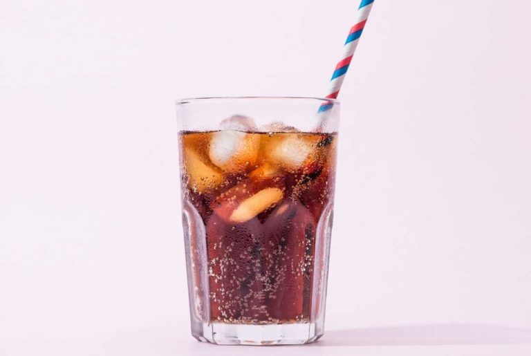 Un bicchiere di coca cola con cannuccia|Bambini messicani bevono coca cola dalla bottiglia