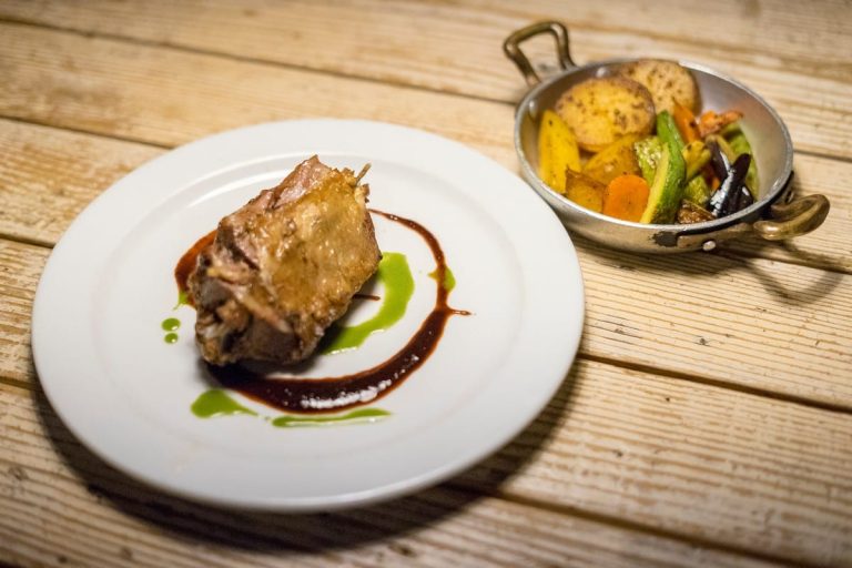 cucina albanese|mangiare Albania tirana|gzona_BleriDervishi mangiare Albania|Komiteti-Kafe Muzeum mangiare Albania|mangiare Albania Luga e Argjendtë|mangiare Albania Pazari i Ri