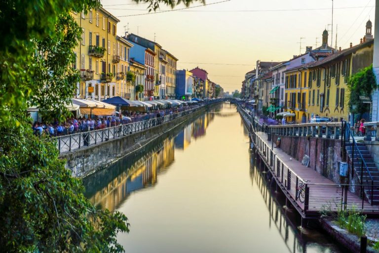 Milano Navigli|Corsia vini al supermercato