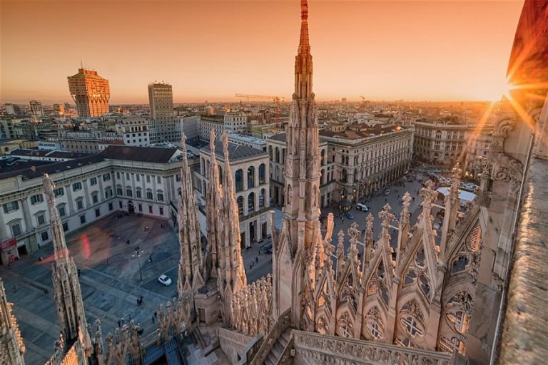 Milano al tramonto vista dal tetto del Duomo|Il tavolo della conferenza stampa di Milano Food Week visto dalla platea