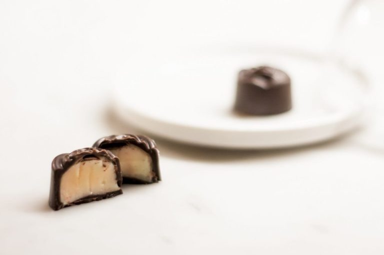La pralina della pasticceria Arrigo per Mirafiori|Anna Peyron annusa una rosa|La pralina della pasticceria Arrigo per Mirafiori|Tronchetti di Caterina appena sfornati