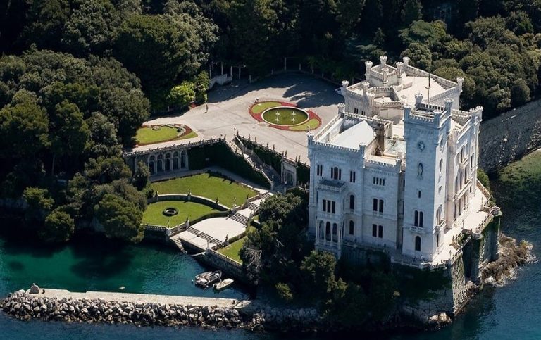 Il castello di Miramare visto dall'alto