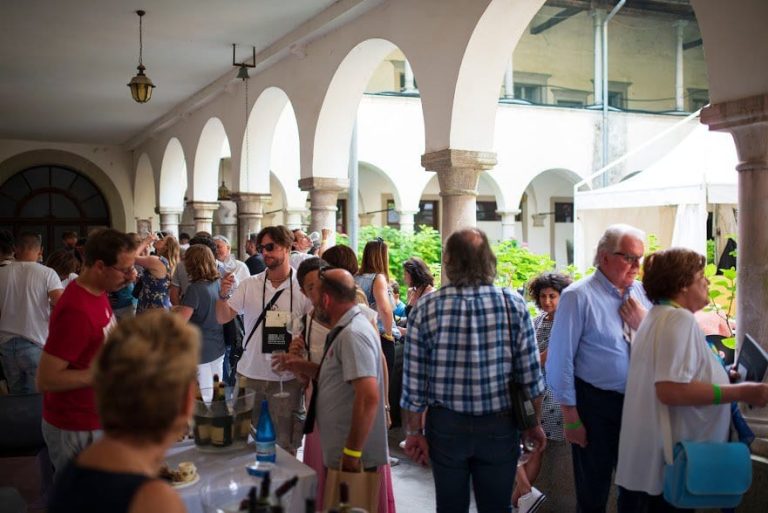 Borderwine sotto il loggiato del chiostro di Santa Maria in Valle