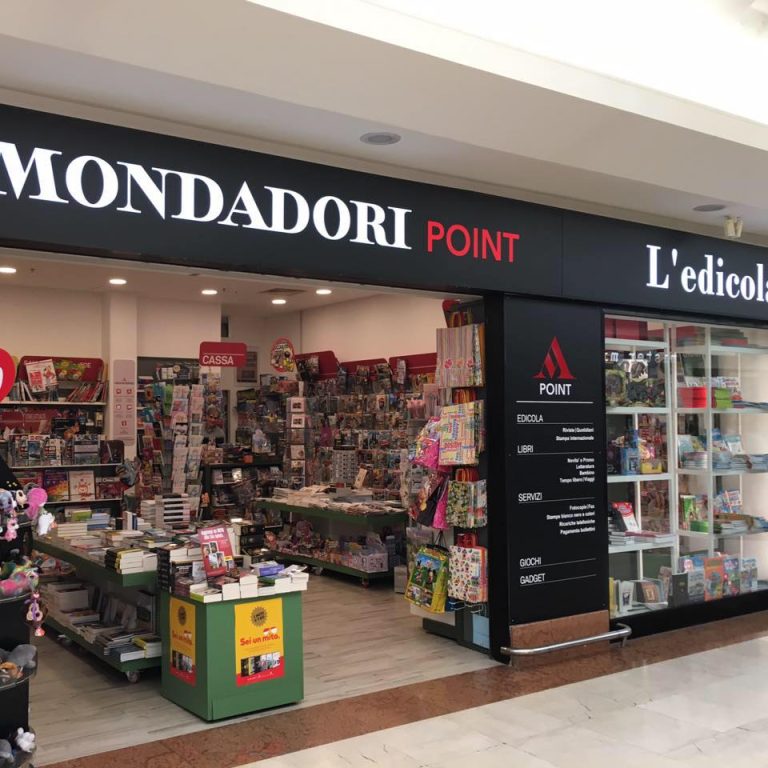 Un edicola point di Mondadori