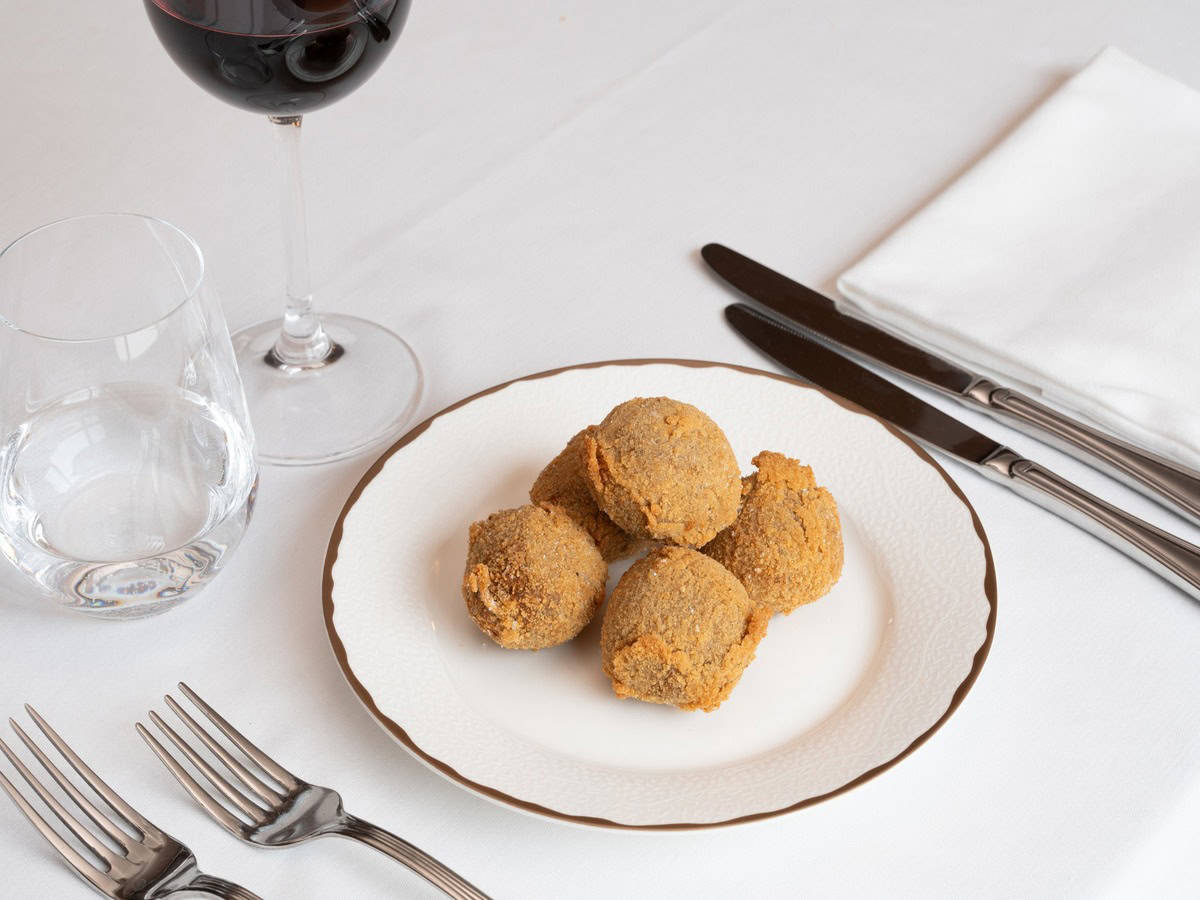 I migliori mondeghili di Milano si mangiano in una storica osteria vicino alla Stazione Centrale