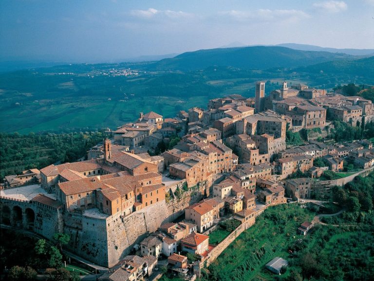 Veduta di Montepulciano|Taglio al coltello di prosciutto di cinta senese|Forme di pecorino con colline della Valdichiana|Le vigne di Montepulciano