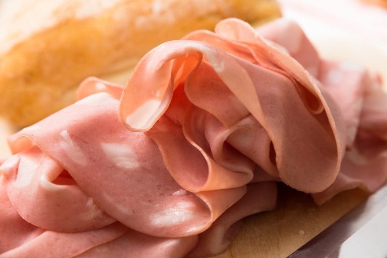 Fette di mortadella bolognese