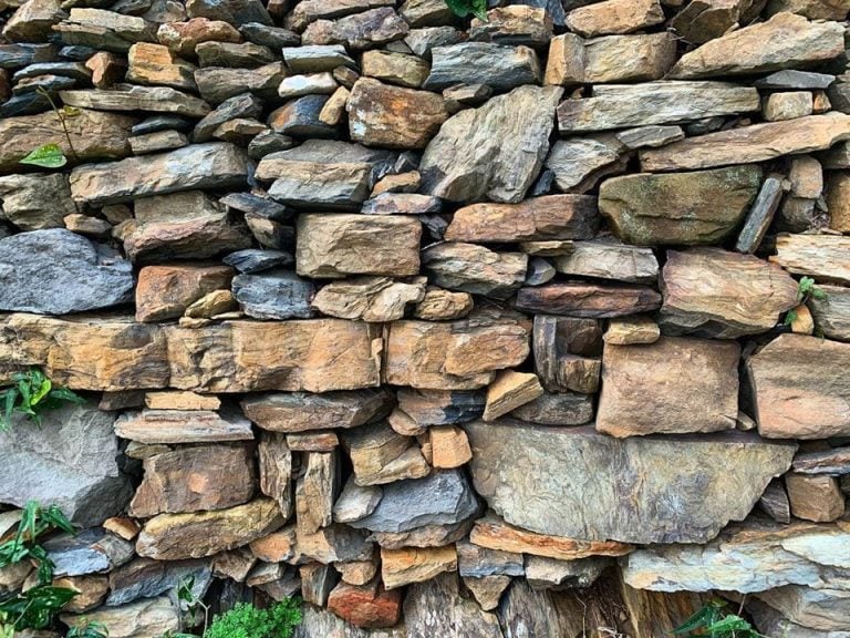 Un muretto a secco nelle Cinque Terre||Lavoro sui muretti a secco in vigna