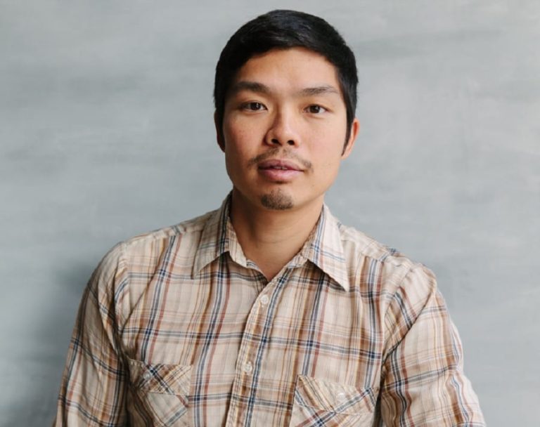Anthony Myint ritratto a mezzo busto|Il cibo proposto da Mission Chinese su piatti da portata e palcoscenico con tenda rossa|Il simposio Mad con la presentazione sul palco di Zero Foodprint