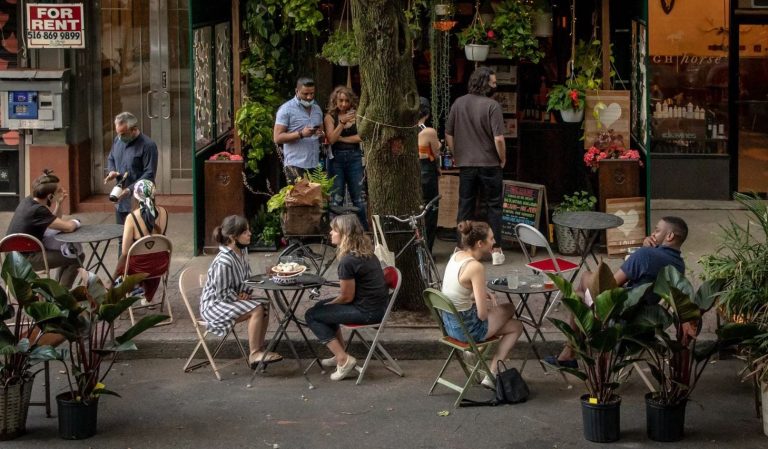 Tavoli su strada da Have & meyer a New York|