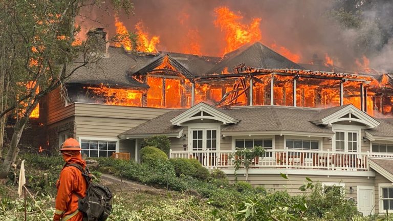 Il Meadowood in fiamme|Chateau Boswell in fiamme||Vigili del fuoco al Castello di Amorosa|Bottiglie distrutte al Castello di Amorosa|Edificio in fiamme a Napa