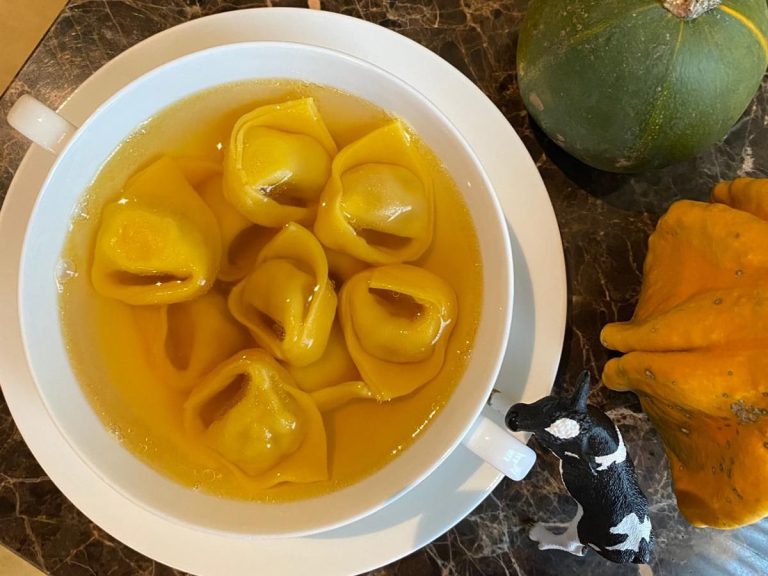 Cappellacci in brodo di Bu:r|prodotti delivery di 28 Posti|Un piatto di Joia a Milano|La tavola di natale di Wycky's|Cappelletti alle tre carni di Sadler|Viviana Varese|I cappelletti di Felix Lo Basso