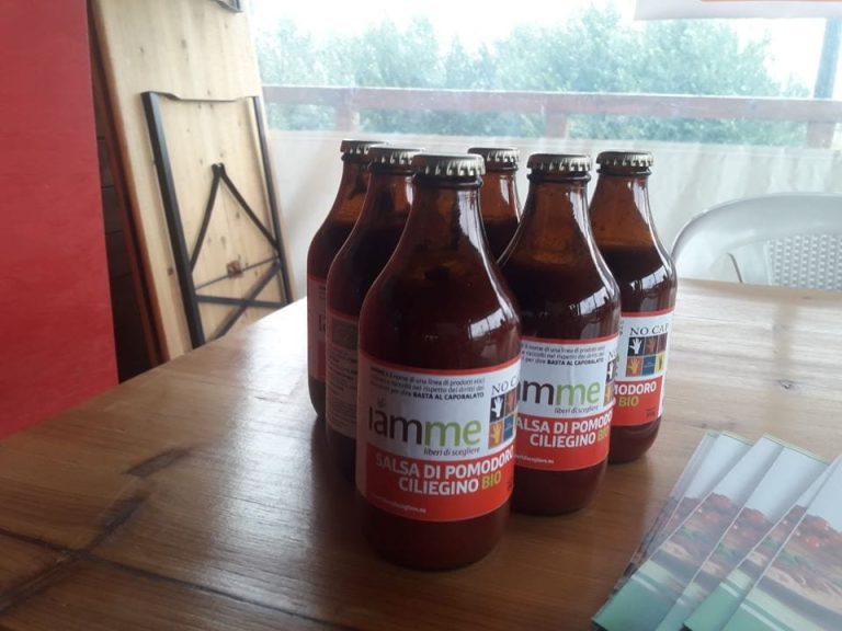 Bottiglie di passata di pomodoro di No Cap