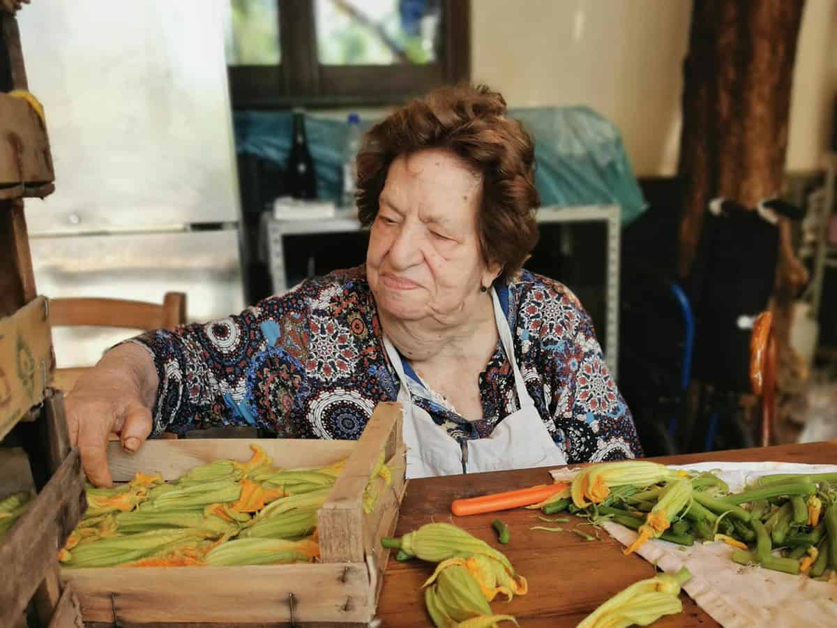 Da capofamiglia a star di Netflix: ritratto di Nonna Rosa, grande cuoca del Sud