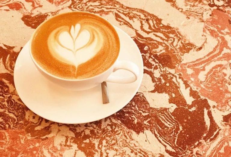 cappuccino su tavolo