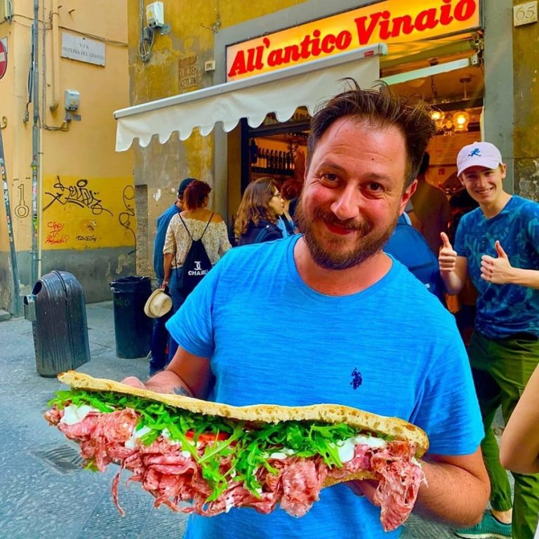 Tommaso Mazzanti con la focaccia di All'Antico Vinaio