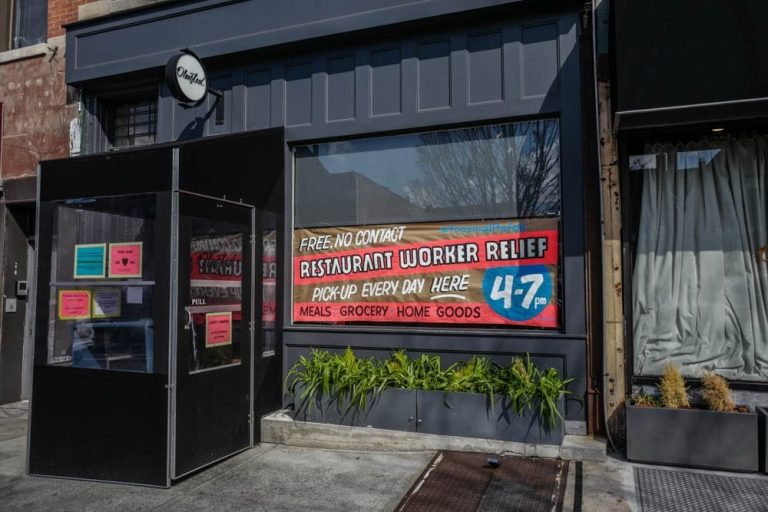 L'entrata di Olmsted a Brooklyn|Cibo in dono fuori Olmsted|Mamma e figlia sui pattini con i pacchi di cibo in dono da Olmsted|I pacchi di cibo in dono pronti da Olmsted|I pacchi di cibo in dono pronti da Olmsted|Stay safe: cartello in strada di Brooklyn|Cibo e latte in dono da Olmsted