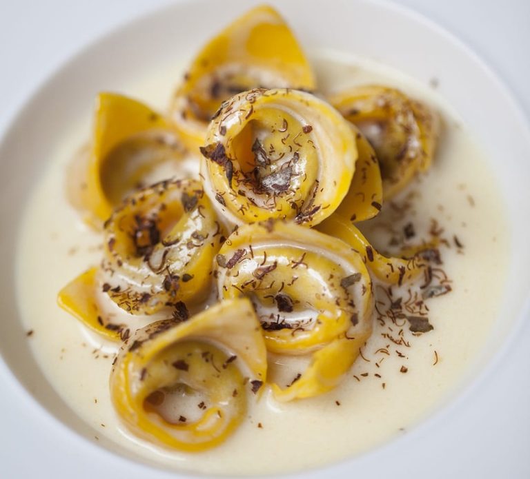 Tortellini con panna di Ora d'Aria Lab|Tartare con nocciole e tartufo di Ora d'Aria Lab