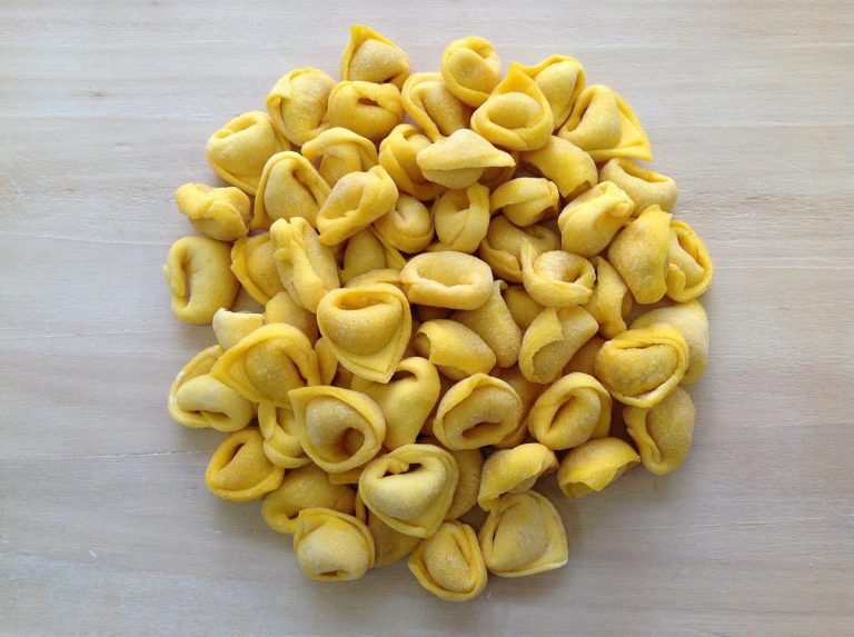 Tortellini|Antonella e Mirco di Vagh in Ufezzi|Il tavolo di Vagh in Ufezzi con la sveglia che segna l'orario|crescentine e salumi da Vagh in Ufezzi