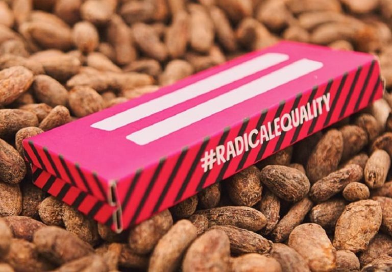 La tavoletta di cioccolato The Other Bar sui semi di cacao|Tavolette The Other Bar davanti a una pianta di cacao in Ecuador