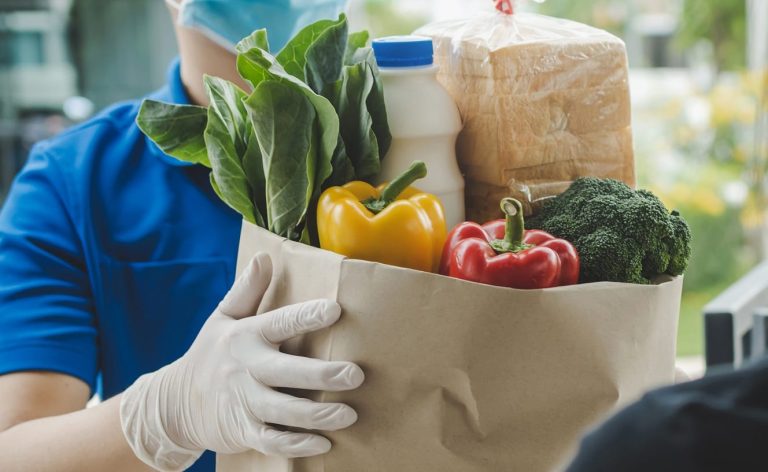 Consegna di un pacco alimentare