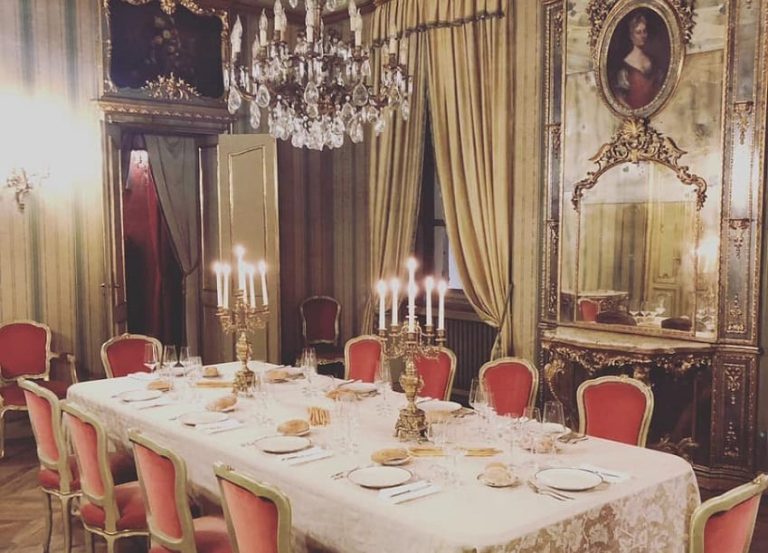 La sala di Palazzo Saluzzo con la tavola apparecchiata