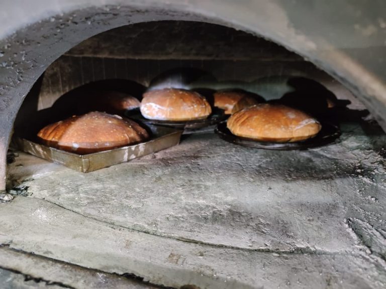 Pagnotte in forno a legna da Pepe in Grani