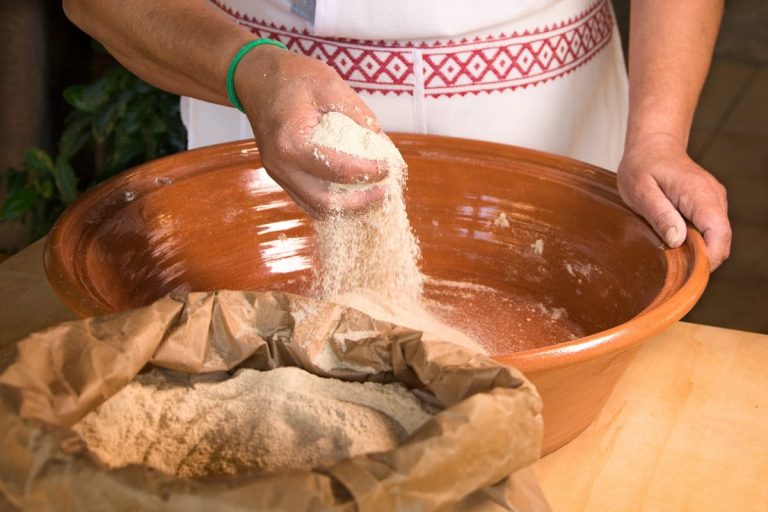 Lavorazione della semola per il pane|Lavorazione del pane al ferro in Sardegna|Pagnotta tagliata a metà|Cottura del pane in forno a legna|Il pane di Stafano Pibi