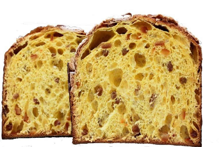 Un panettone tagliato a metà|gamberi