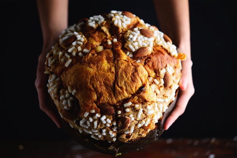Un panettone mostrato da due mani