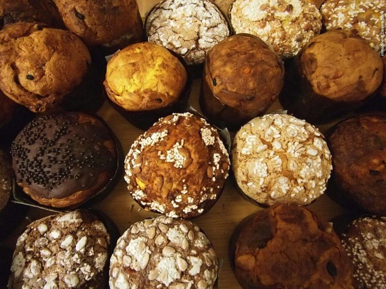 Panettoni visti dall'alto|Panettone al cioccolato con miniatura di Mole