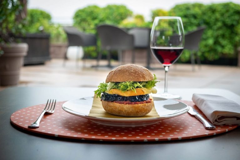 Un panino al tavolo sulla terrazza del Turin Palace Hotel|La terrazza del Turin Palace Hotel|Un panino della rinascita