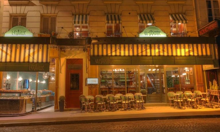 L'esterno di un bistrot parigino