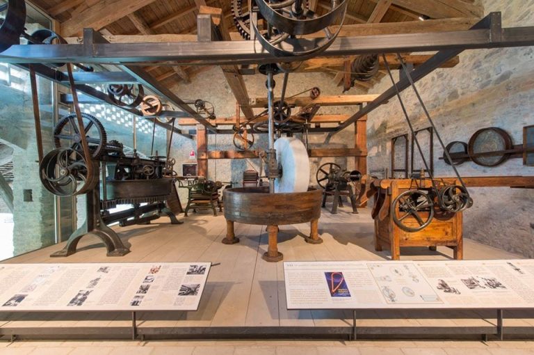 Macine e strumenti per la lavorazione della semola al museo della pasta di Collecchio||La corte di Giarola con balle di fieno in primo piano|Bambini in visita al museo del pomodoro di Collecchio