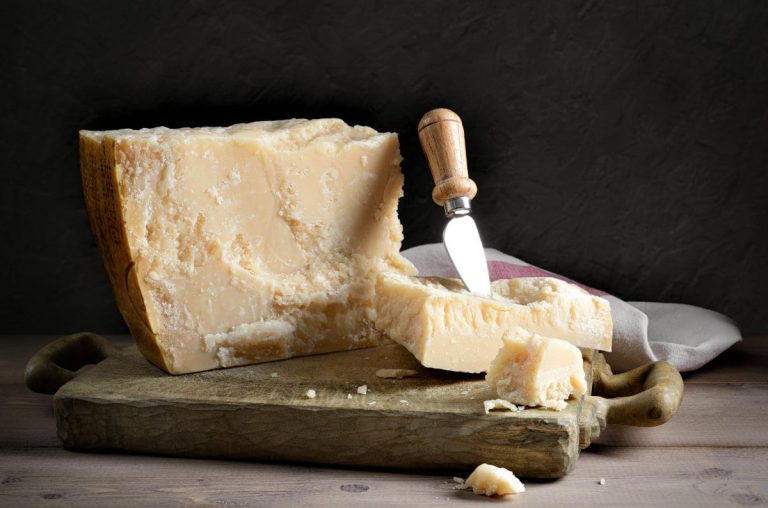 Parmigiano su tagliere