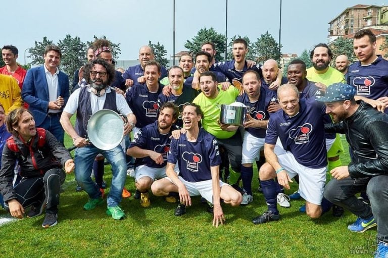 I cuochi in campo con la coppa
