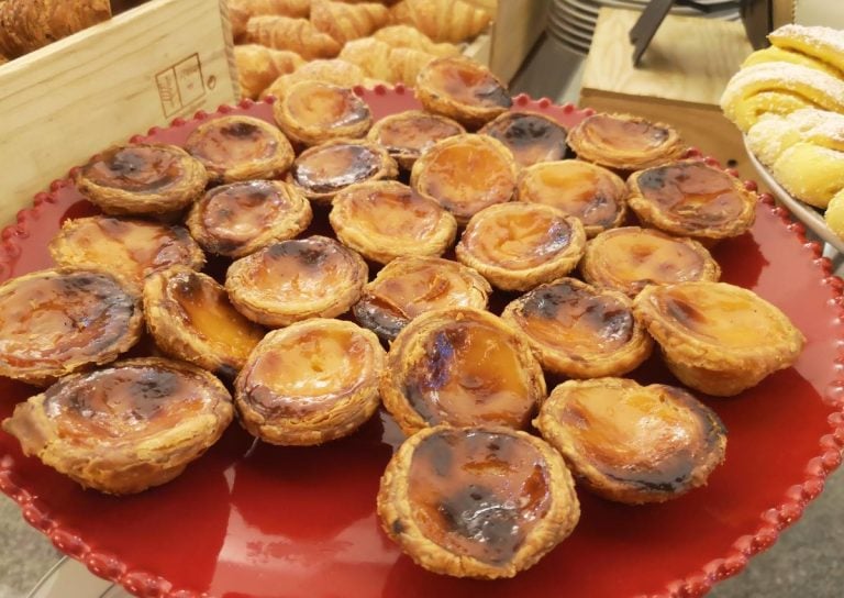 Cosa mangiare in Portogallo: pastel de nata|Cosa bere in Portogallo: Ginjinha di Óbidos del bar Ibn Errik Rex|Cosa vedere in Portogallo: Quinta do Sanguinal:|Cosa mangiare in Portogallo: Pastéis de Tentúgal|Cosa mangiare in Portogallo: Queijadas|Cosa mangiare in Portogallo: Bifana|Ristoranti in Portogallo: Quinta das La?grimas|Cosa vedere in Portogallo: Santar|Ristoranti in Portogallo: mesa del Lemos