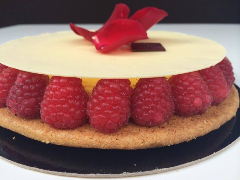 Dolce dellapasticceria Bompiani con i lamponi|