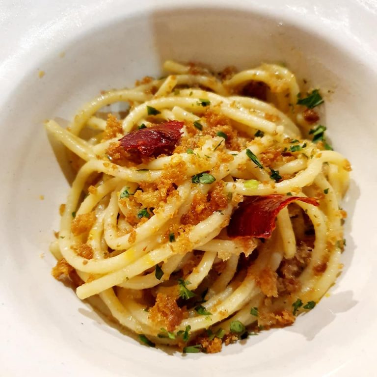 Un piatto di spaghetti aglio