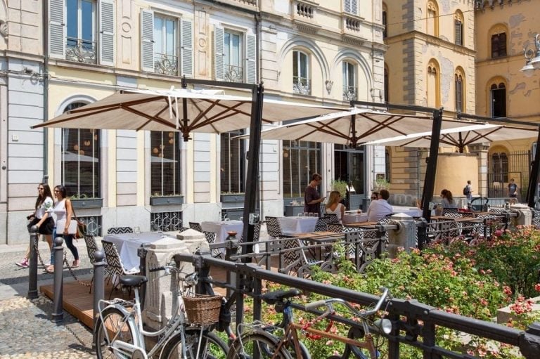 Il dehors di Lino a Pavia|Un panino con prosciutto di suino nero e frittata da Alvolo|Un piatto di trippa fritta da Infernot|Il dehors di Krill a Pavia|Mise en place da Lino a Pavia|Il dehors dell'Osteria della Malora a Pavia|Chiusura dei ravioli|Il risotto di Ressi a Pavia