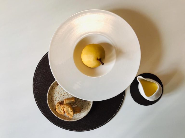 Pera pochées con tozzetti e crema inglese|Pere pochées con crema inglese e tozzetti alle noci|Sacher torte con pere Nashi (utilizzata come ripieno della frolla al cioccolato)|Piatto di pate de fruits con pere e vaniglia|Pera Williams|Pera pochées con tozzetti alle noci e crema inglese|Pate de fruits con pere e vaniglia||L'interno della crostata al caco con pere Nashi e caramello|Fetta di crostata al cacao con pere Nashi e caramello|Crostata con ripieno di Sacher