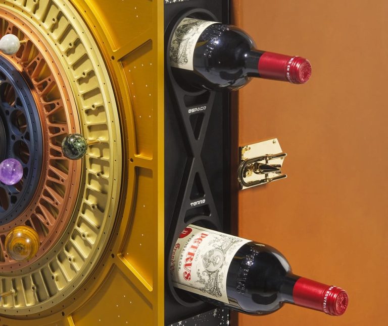 Cofanetto con bottiglie di Petrus 2000|La bottiglia di Petrus 2000 spaziale|Il cofanetto realizzato per Petrus 2000|Petrus