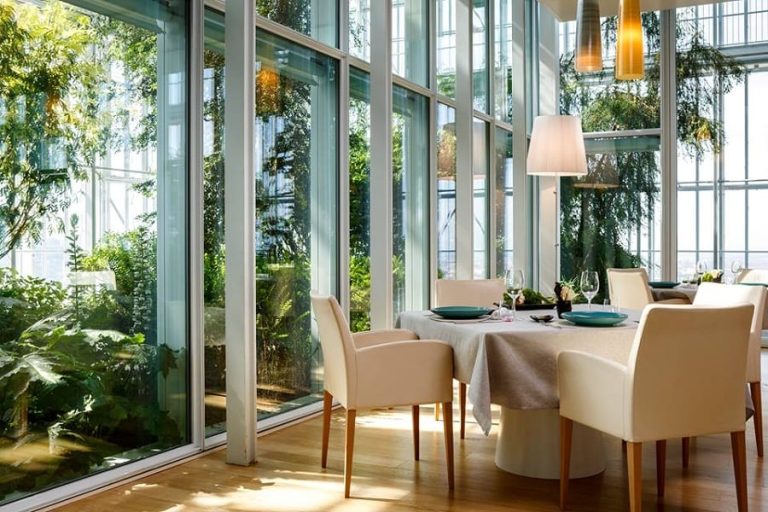la sala di Piano 35 a Torino||La terrazza di Pesce Baracca a Forte dei Marmi