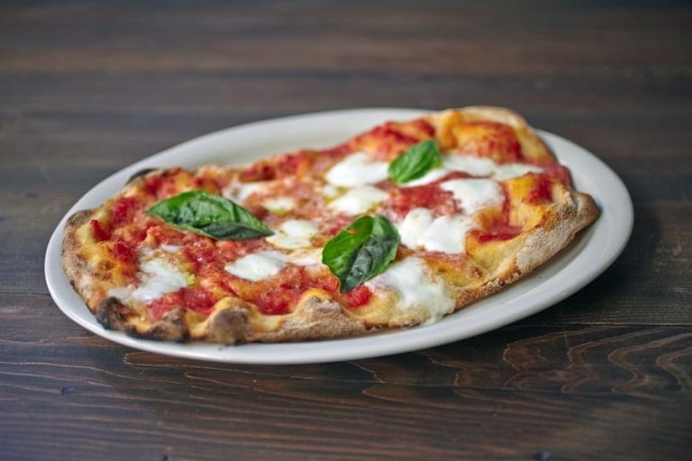 Una pinsa margherita al piatto