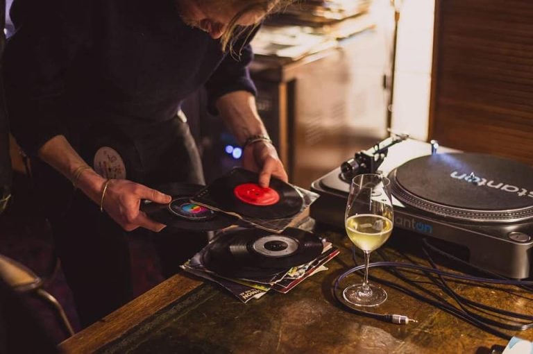 Internet Festival di Pisa 2019: vinili e calice di vino bianco a Pisa con Wine Listening|Cipolla e aglio in forno per esperimento in cucina|Bottiglie di passata di pomodoro di Posti e Antonello Colonna|I disegni con bustine da tè di Massimo Fenati|CIbo e internet