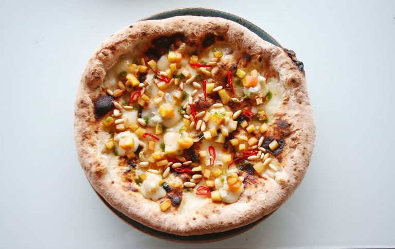 La pizza di Gaggan Anand per la Cascina dei Sapori|Antonio Pappalardo al forno della pizza|Gaggan Anand nel ruolo di carcerato